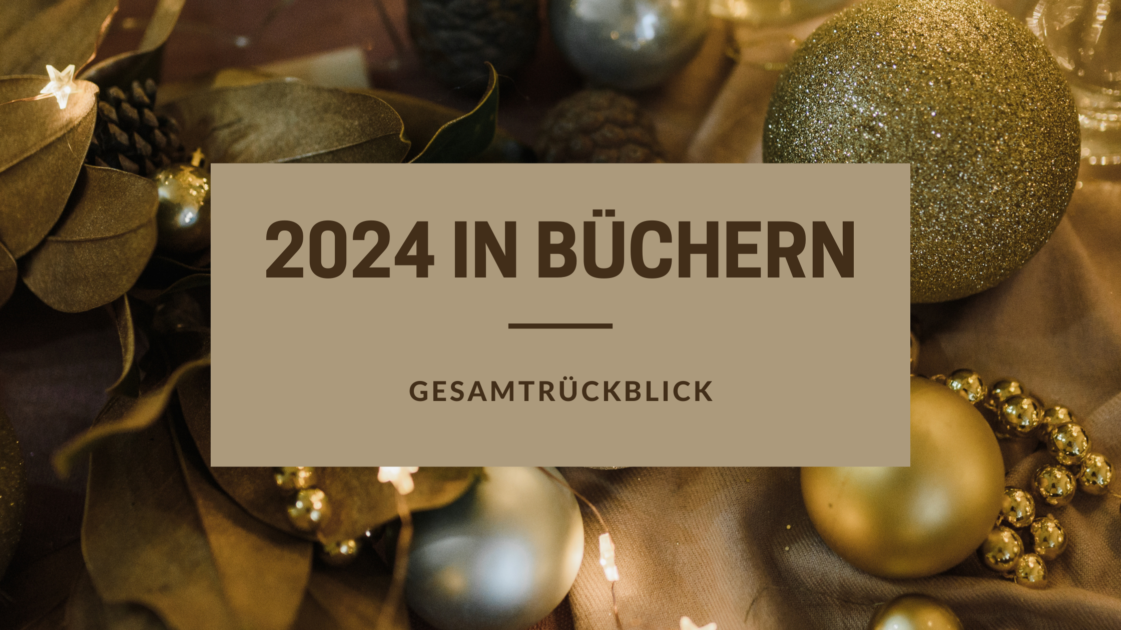 Vor dem Hintergrund eines vollen Tisches mit silbernen und goldenen Kugeln, Krimskrams und einer Lichterkette, befindet sich ein Textkasten mit folgendem Text: "2024 in Büchern
Gesamtrückblick"