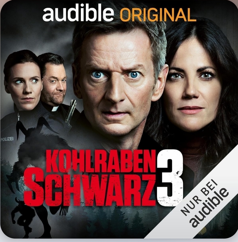 Das Cover von Kohlrabenschwarz 3. Vor dunklem Hintergrund mit Wolken stehen zwei weiße Frauen und ein weißer Mann, der hintere davon mit Priesterkragen und Revolver. Außerdem sieht man die Silhouette einer Gestalt mit Hörnern.

Dazu die Schriften "Audible Original", "Kohlrabenschwarz 3" und "nur bei Audible". 